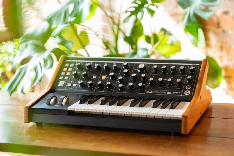 Аналоговый синтезатор Moog Subsequent 25