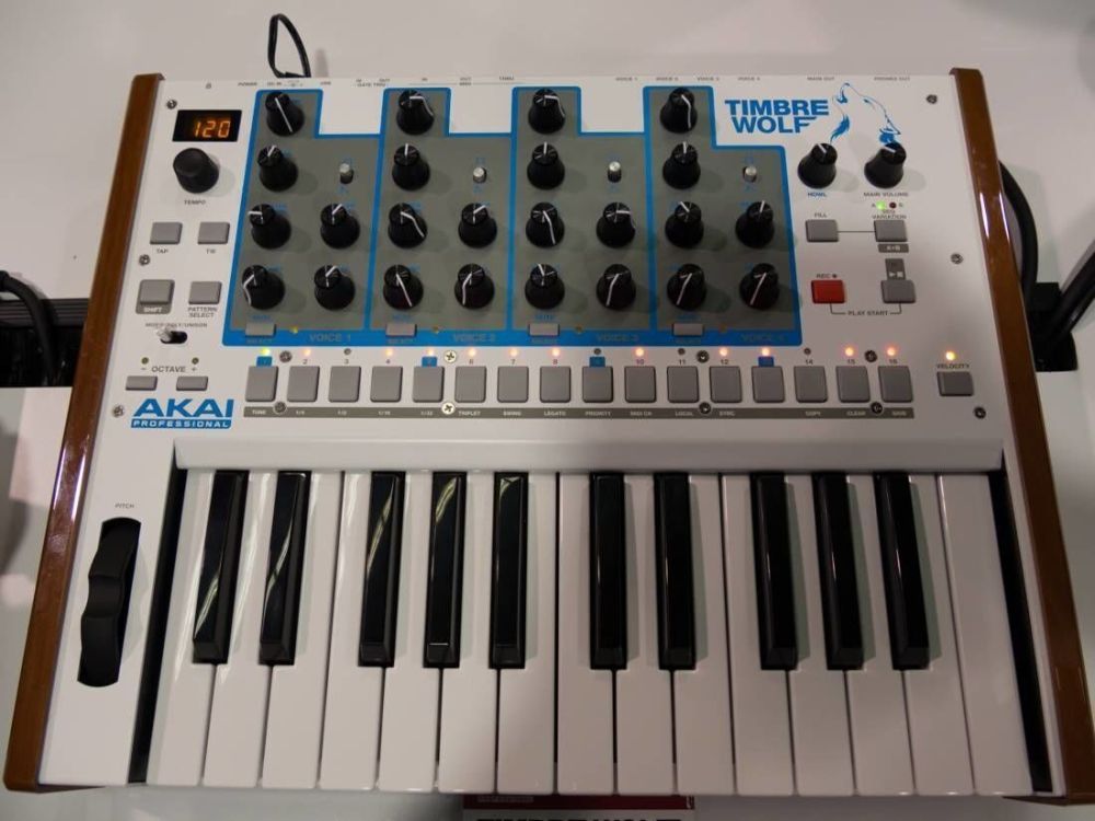 Аналоговый синтезатор Akai Pro TIMBRE WOLF